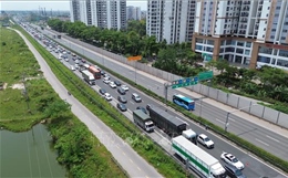 Mật độ giao thông tăng cao tại cửa ngõ hướng vào trung tâm Hà Nội