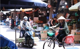 Người lao động chợ Đồng Xuân vật lộn với nắng nóng hơn 40 độ C 