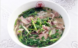 Thực khách trải nghiệm nghề Phở tại đình làng Vân Cù