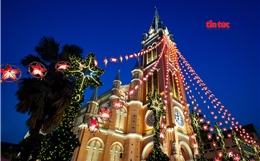 Ngắm ‘nhà thờ hồng’ Tân Định rực rỡ sắc màu mùa Giáng sinh