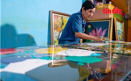 Họa sĩ Đoàn Việt Tiến - “quái kiệt” vẽ tranh ngược kính bằng 10 đầu ngón tay