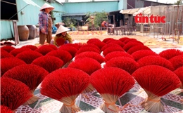 Giữ “lửa” nghề se nhang giữa biến động của thị trường