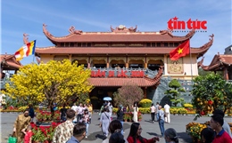 Người dân TP Hồ Chí Minh vãn cảnh chùa dịp đầu Xuân Bính Ngọ