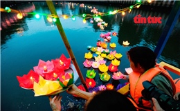 Lắng đọng với nghi thức thả hoa đăng mừng Phật đản