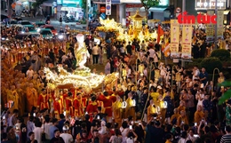 Tăng ni, Phật tử tham gia nghi lễ rước kiệu hoa mừng Phật đản tại TP Hồ Chí Minh