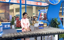  Tiếng đàn đá Tây Nguyên ngân vang giữa Hội chợ Mùa Thu 2025