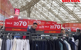 Người dân Thủ đô hào hứng &#39;săn hàng giảm giá&#39; tại Hội chợ Mùa Thu 2025