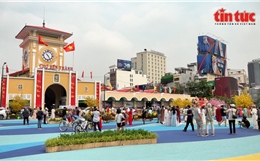 TP Hồ Chí Minh: Chợ Bến Thành hút khách check-in trong diện mạo mới