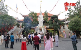 Người dân TP Hồ Chí Minh đi chùa cầu an Rằm tháng Giêng