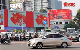 Đường phố TP Hồ Chí Minh rực rỡ cờ hoa, băng rôn trước ngày bầu cử