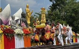 Hàng nghìn người tham gia lễ rước Kirab Waisak tại đền Borobudur