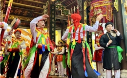 Đến xem điệu múa nam giả nữ 'Con đĩ đánh bồng' tại hội làng Triều Khúc