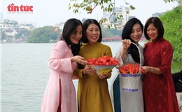 Người dân Thủ đô hào hứng check-in mùa hoa gạo tháng Ba