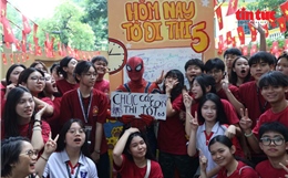 Sắc đỏ tiếp sức sĩ tử trước cổng trường thi vào 10