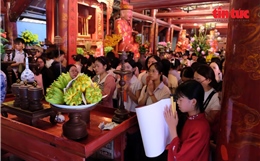 Sĩ tử đến cầu may trước kỳ thi tốt nghiệp chật kín Văn Miếu – Quốc Tử Giám