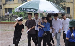 'Nhịp cầu ô xanh' giúp sĩ tử Thủ đô vượt mưa lớn