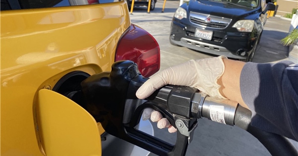 Giá dầu giảm gần 8%, xuống mức thấp nhất trong ba tháng qua